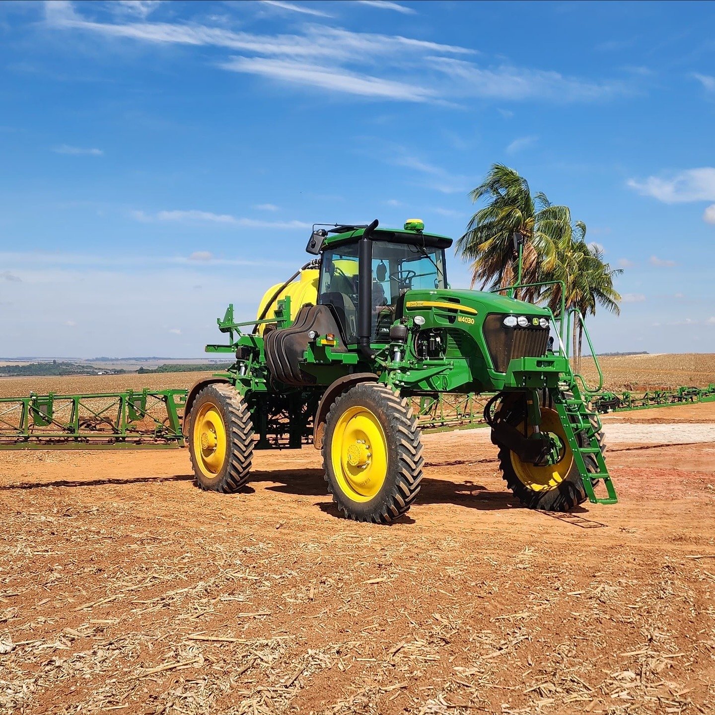Pulverizador autopropelido em operação na fazenda